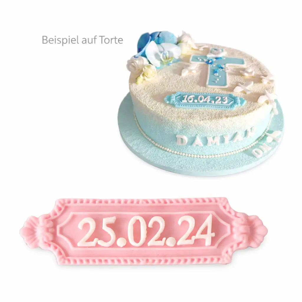 Essbares Fondantschild mit Datum als personalisierte Tortendekoration – Beispiel auf Tauftorte