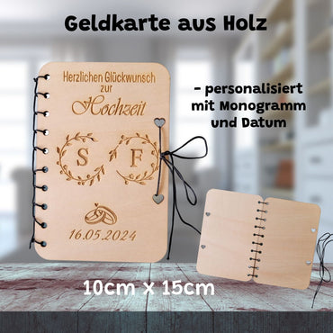 holzkarte-monogramm-rautpaar-verschlungene-buchstaben-herzlichen-glueckwunsch-ur-hochzeit-graviert-eheringe-symbol-hochzeitsdatum-personalisiert-aufklapbar-seitlich-schwarzer-faden-gewoben-geldkarte-geldgeschenk-geschenkkarte
