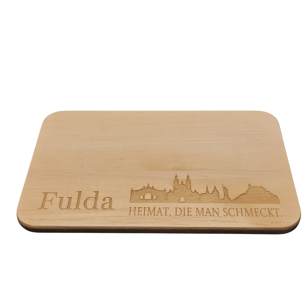 Frühstücksbrett aus Birkenholz mit gravierter Silhouette von Fulda und Schriftzug Heimat, die man schmeckt