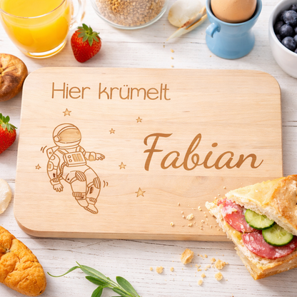 Frühstücksbrettchen mit Astronaut Gravur und Wunschname auf gedecktem Frühstückstisch, Geschenkidee für Kinder