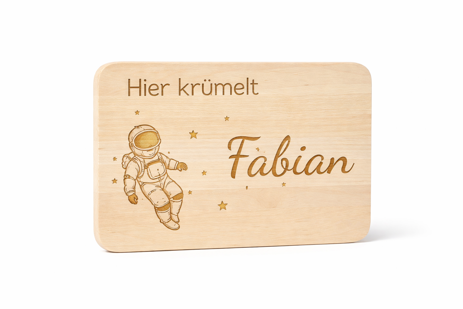 Personalisiertes Frühstücksbrettchen aus Holz mit Gravur „Hier krümelt Fabian“ und Astronaut Motiv, Hauptbild freigestellt mit Schatten
