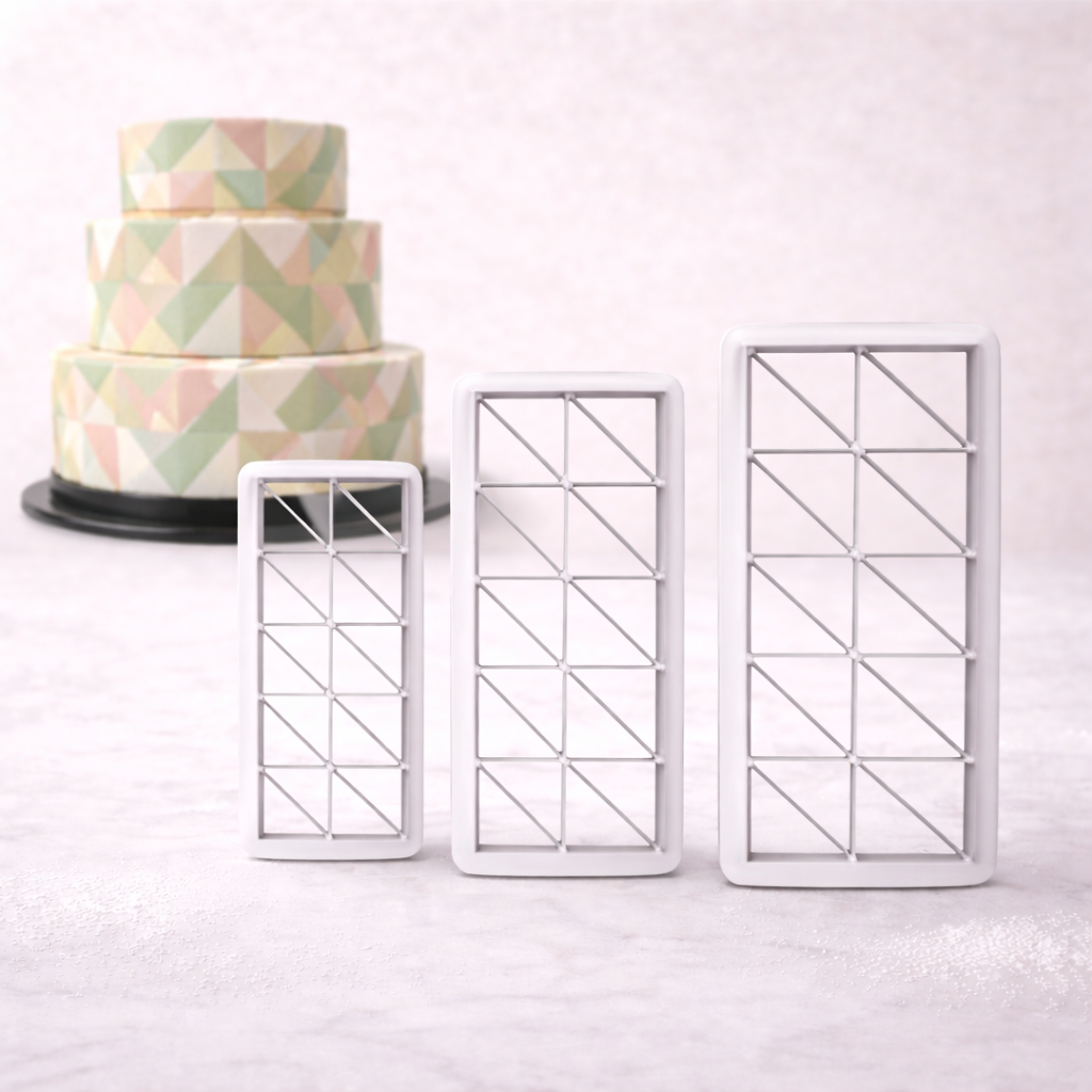Geometrischer Dreieck-Ausstecher in drei Größen beim Ausstechen von Fondant, mit Maßangaben für klein, mittel und groß
