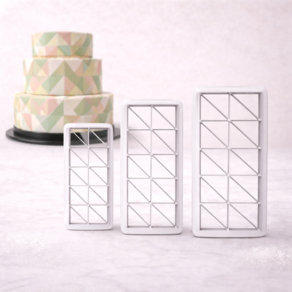 Geometrischer Dreieck-Ausstecher in drei Größen beim Ausstechen von Fondant, mit Maßangaben für klein, mittel und groß