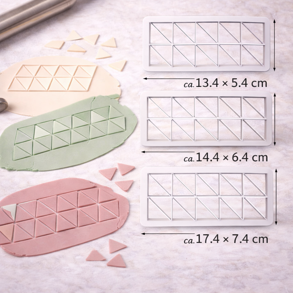 Geometrischer Dreieck-Ausstecher als Set in drei Größen vor einer modern dekorierten Torte mit Dreieckmuster
