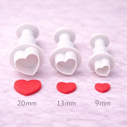 Herz-Ausstecher mit Auswerfer in drei unterschiedlichen Größen übersichtlich nebeneinander angeordnet