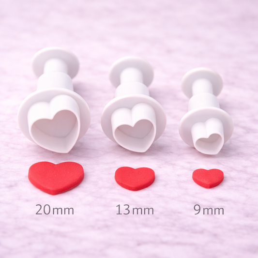 Herz-Ausstecher mit Auswerfer in drei unterschiedlichen Größen übersichtlich nebeneinander angeordnet