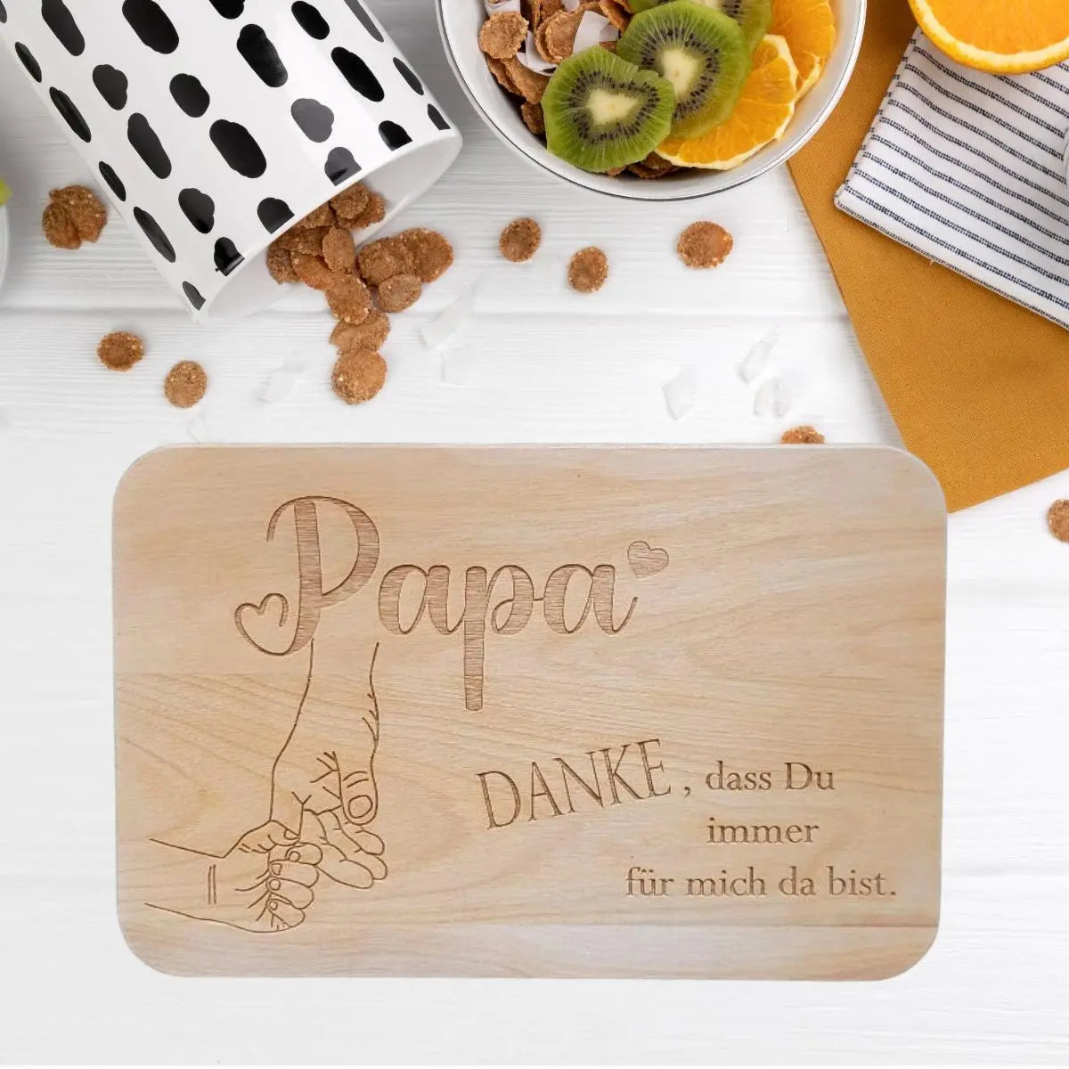 holzbrettchen frühstücksbrettchen papa ,danke das du immer da bist . gross Papa hand und kinderhand die einen Finger hält graviert