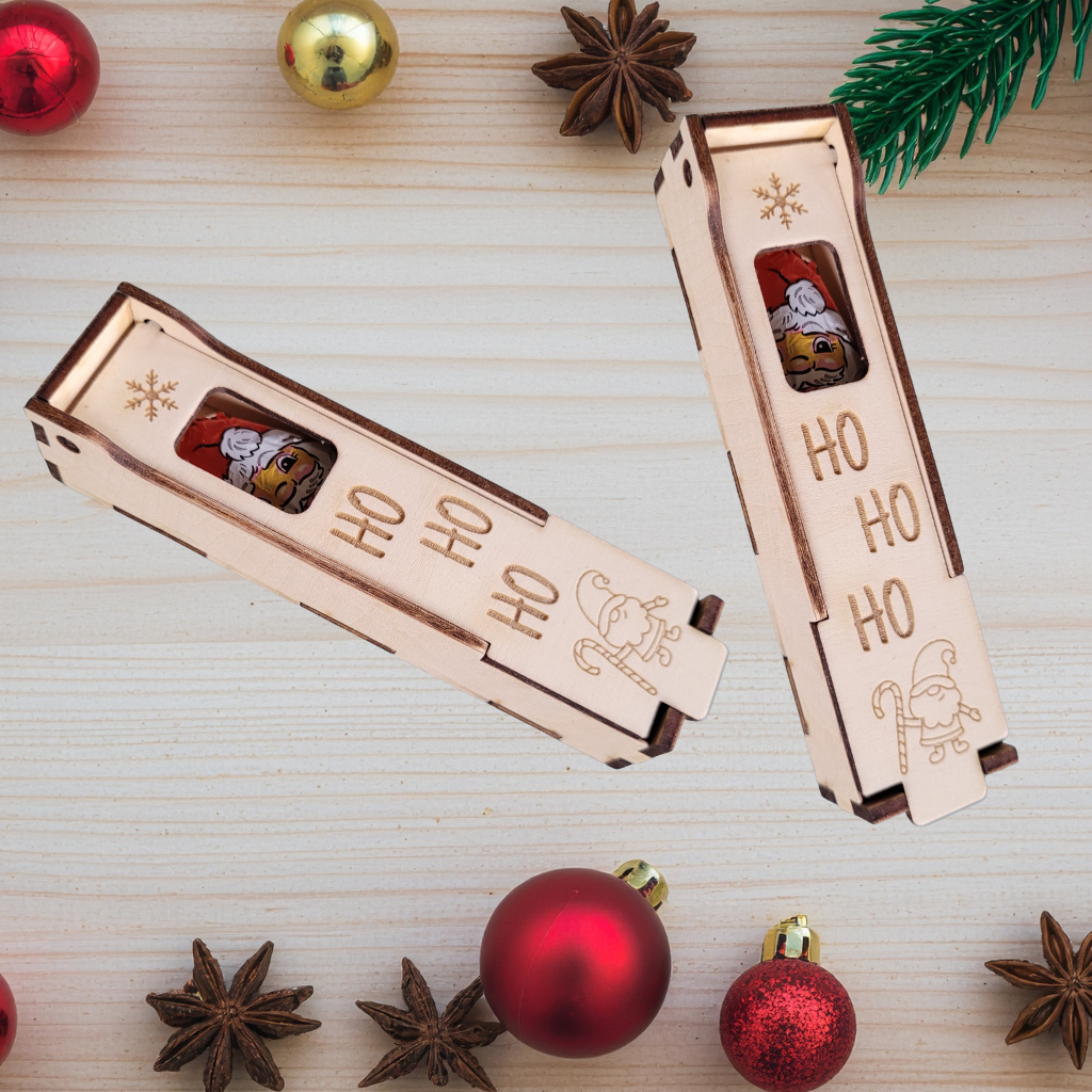 gravierte kleine Holzkiste mit weihnachtlichem motiv für schokolade und geld wichtelgeschenk nikolausgeschenk