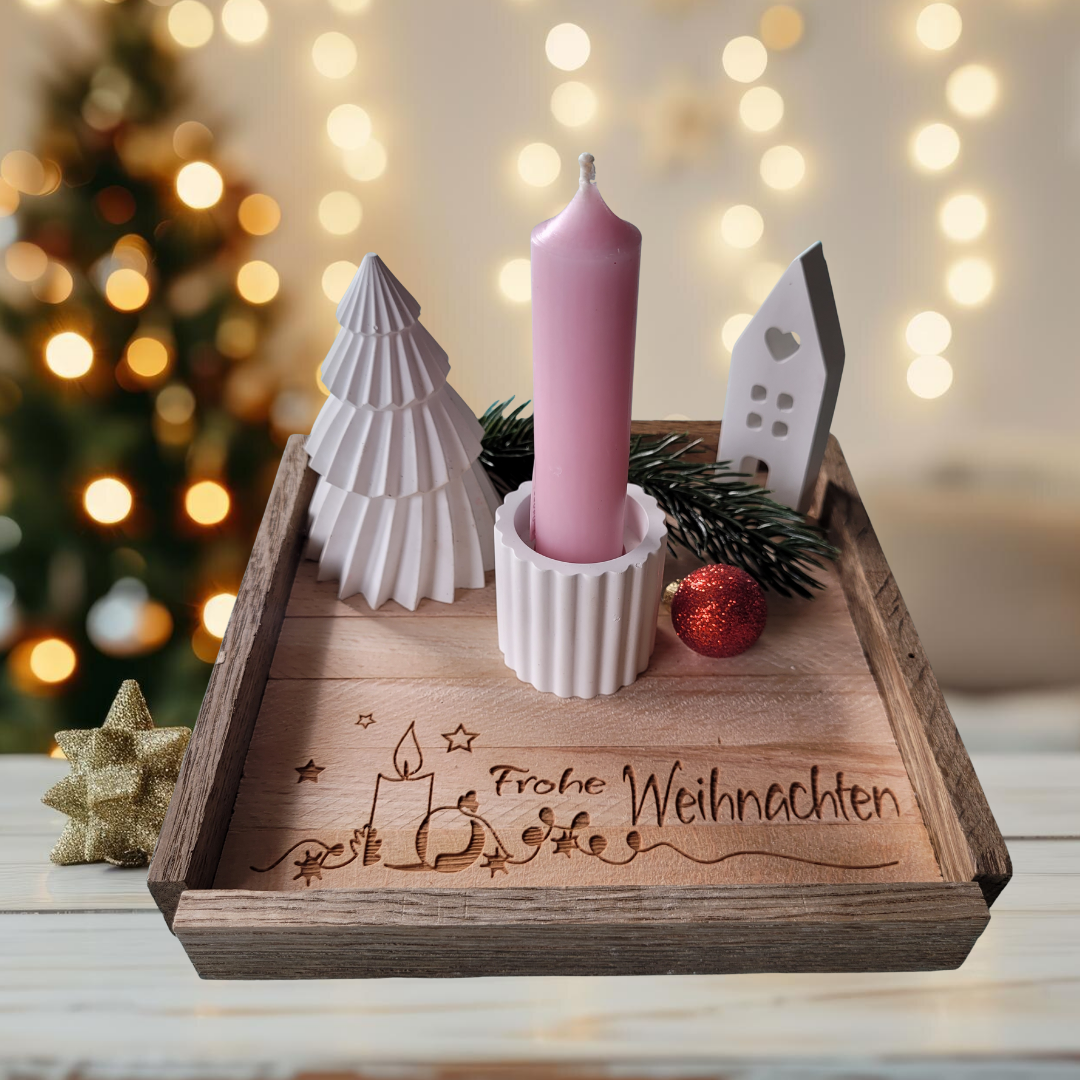 weihnachtliches holztablett 18x18 cm mit kerzengravur frohe weihnachten, dekoriert mit Kerze und Winter-Accessoires