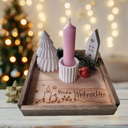 weihnachtliches holztablett 18x18 cm mit kerzengravur frohe weihnachten, dekoriert mit Kerze und Winter-Accessoires