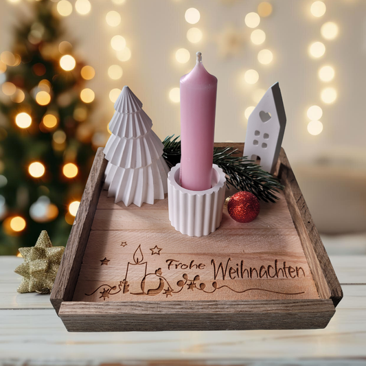 weihnachtliches holztablett 18x18 cm mit kerzengravur frohe weihnachten, dekoriert mit Kerze und Winter-Accessoires