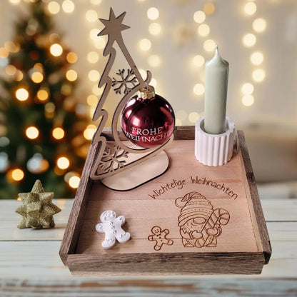 Bild mit Deko & Kerze: „Weihnachtliches Holztablett 18x18 cm mit Gravur Wichtelige Weihnachten, dekoriert mit Kerze und Winter-Accessoires“