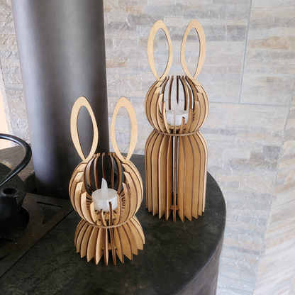 Oster Hase aus Holz als Frühlingsdeko auf Sideboard mit LED Teelicht