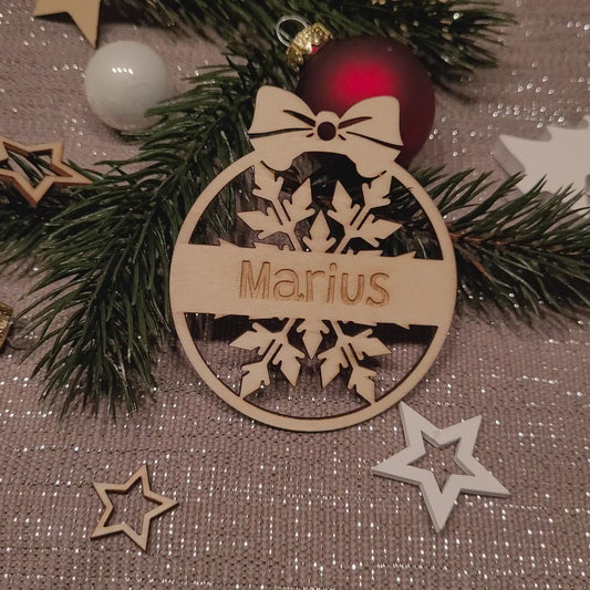 Holzanhänger Schneeflocke personalisiert - Weihnachtsbaumschmuck mit Gravur