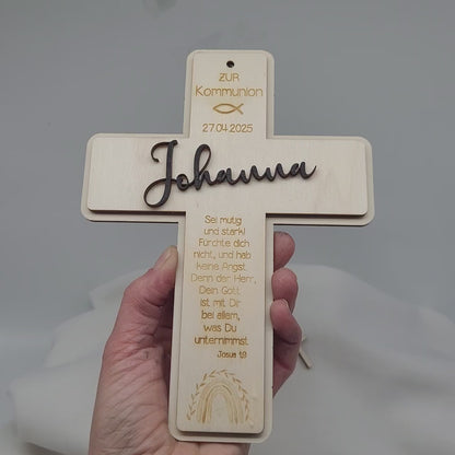 Holzkreuz zur Taufe mit Name und Datum