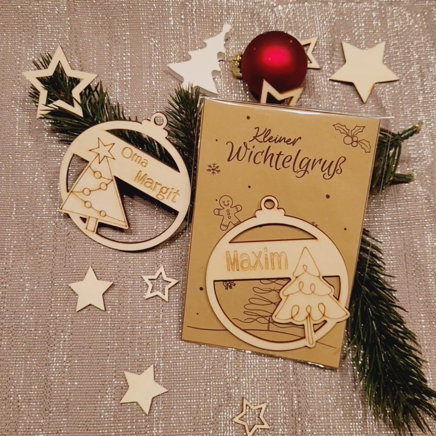 Weihnachtlicher Holzanhänger rund, 8 cm groß, mit modern ausgeschnittenem Tannenbaum-Motiv und feiner Gravur. Der Christbaumanhänger kann personalisiert werden und ist eine nachhaltige Geschenkidee zu Weihnachten.