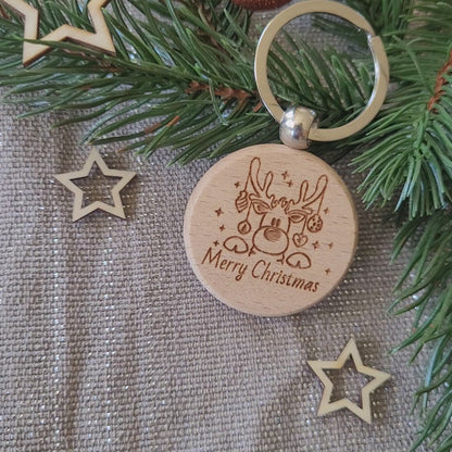 Schluesselanhaenger aus Holz mit Rentier-Motiv