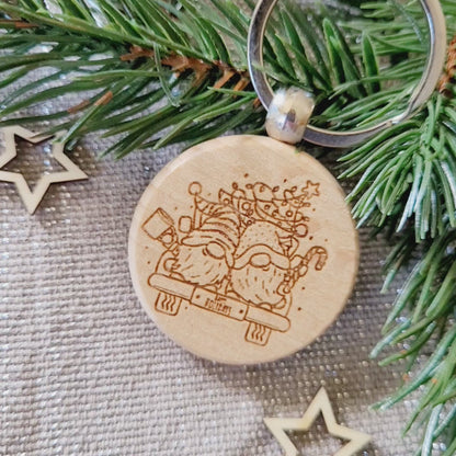 Schluesselanhaenger aus Holz mit Wichteln