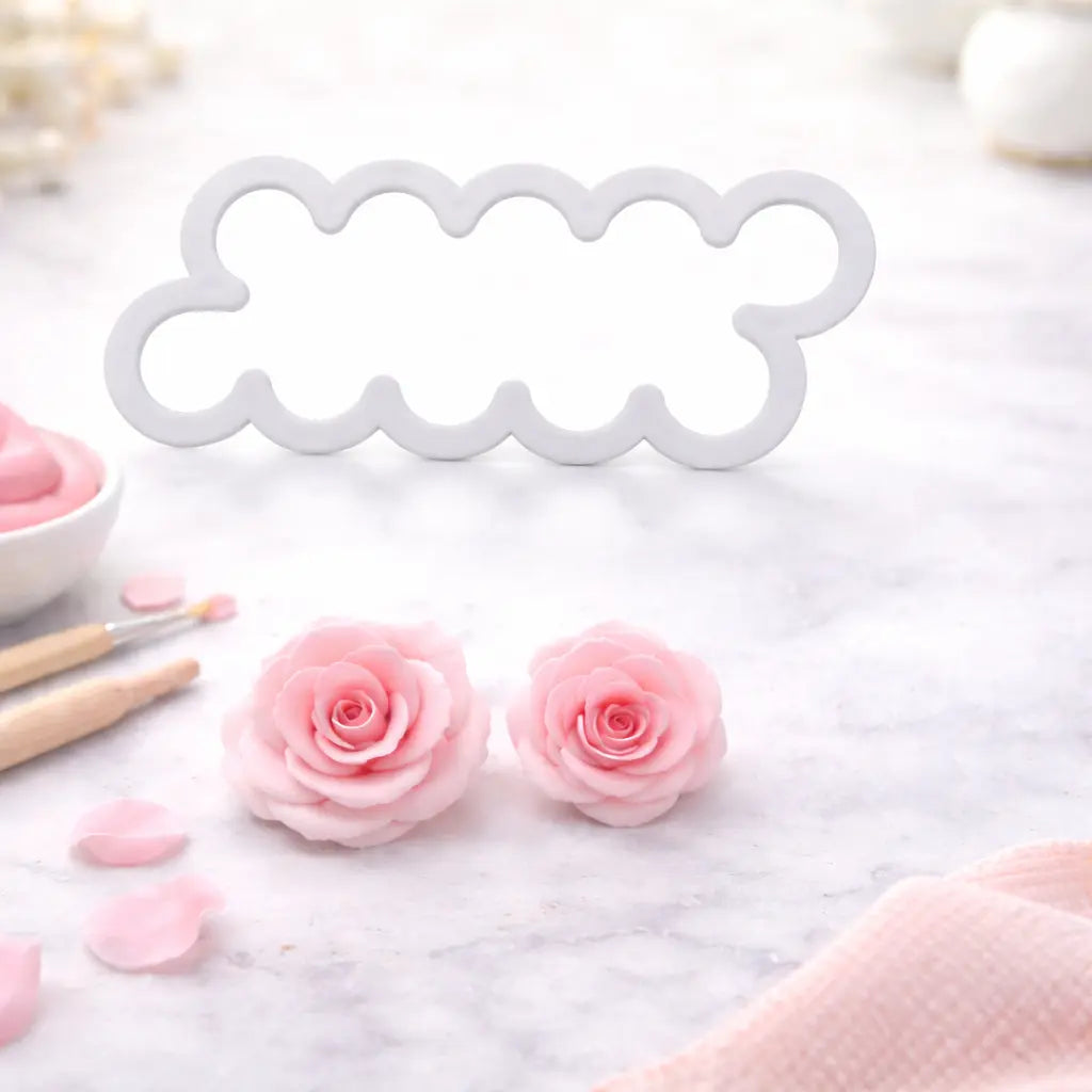 Ausstecher für einfache Rosen aus Fondant oder Marzipan mit fertigen zarten Fondantrosen auf hellem Hintergrund