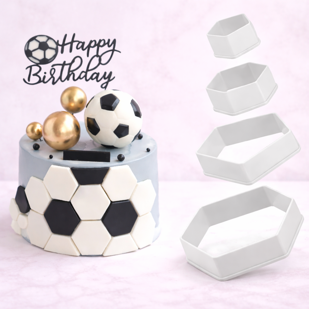 Sechseck-Ausstecher für Fondant im Einsatz bei der Dekoration einer Fußball-Motivtorte auf hellem Hintergrund