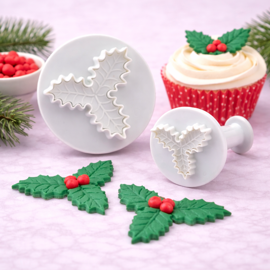 Stechpalmen-Ausstecher mit Auswerfer im Einsatz bei der Dekoration eines Muffins mit Fondantblättern und Beeren