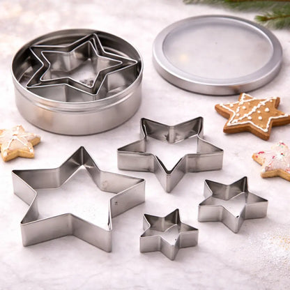 Vier Metall-Sternausstecher in unterschiedlichen Größen mit Aufbewahrungsdose für Weihnachtskekse und Plätzchen