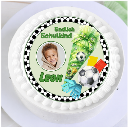 Tortenaufleger Einschulung für Jungen mit Fußballmotiv, Schriftzug Endlich Schulkind, Name und Bild auf runder Torte