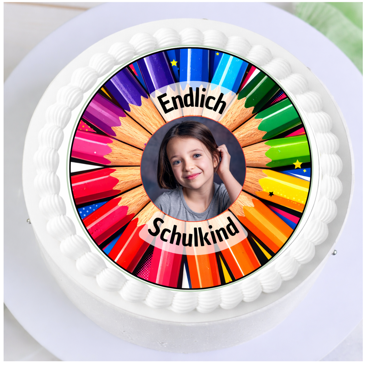 Tortenaufleger zur Einschulung mit bunten stiften und Schriftzug Endlich Schulkind auf einer Torte