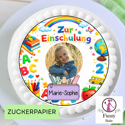 Bunter Tortenaufleger zur Einschulung mit Schulmotiven – Stifte, Bücher und Globus