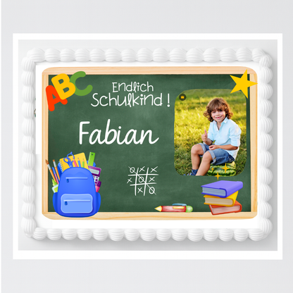 Tortenaufleger Einschulung mit Schultafel-Motiv und personalisiertem Bild und Name