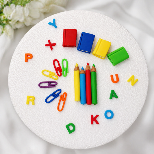 Fondant Tortendeko Einschulung auf Torte mit bunten Schulmotiven wie Stiften, Büchern und Buchstaben – dekoriert für den 1. Schultag