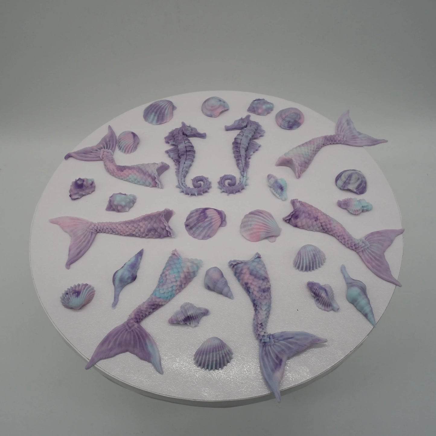 essbar-flossen-seepferdchen-muscheln-blau-lila-flieder-tortendekoration-set-fondantdekoration