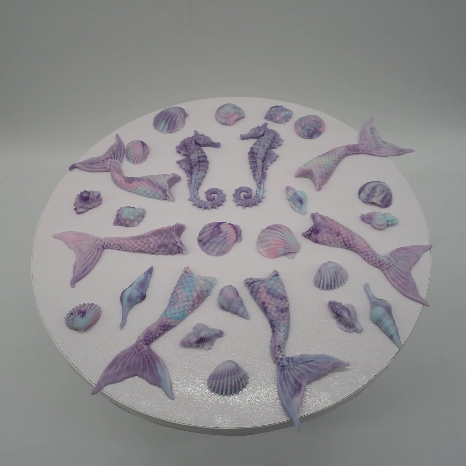 essbar-flossen-seepferdchen-muscheln-blau-lila-flieder-tortendekoration-set-fondantdekoration
