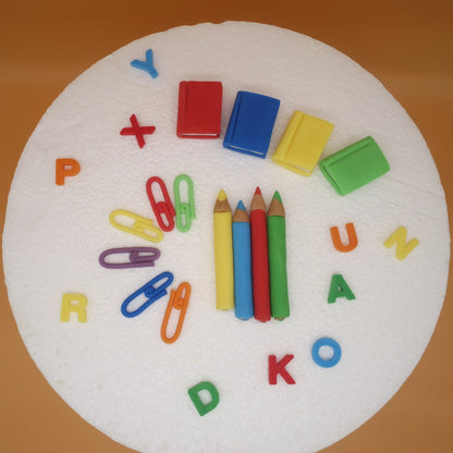 essbar-Tortendeko-Einschulung-Schultag-Buecher-Stifte